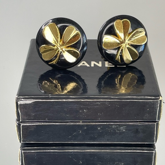 CHANEL Clover Motif Gold Tone Clip On Earrings With The Box - Picture 8 of 9